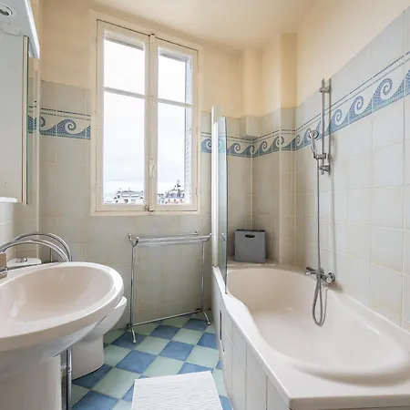 Champs Elysees I Vue Sur Tour Eiffel & Spacieux Apartment *